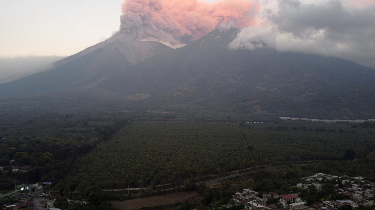 Un millar de evacuados en Guatemala por erupción del volcán de Fuego