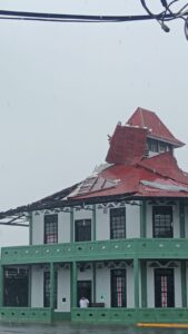 Tromba marina arranca parte del techo de histórico edificio en Puntarenas
