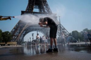 Ola de calor en Europa alcanza niveles tan extremos que ya cocinan alimentos en la calle