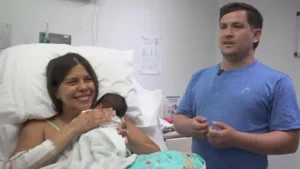(VIDEO) Madre protegió a su bebé de 18 días durante 32 horas bajo los escombros tras terremoto en Venezuela