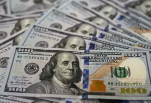 Economistas prevén dólar por debajo de ¢500 durante 2026