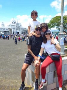 Carolina Jaikel cumple promesa a la Virgen tras quimioterapia: caminó 17 kilómetros junto a su familia