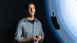 ¿Quién es John Ternus? El ingeniero que reemplazará a Tim Cook como CEO de Apple