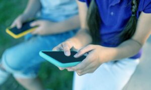 Francia aprueba prohibición de redes sociales para menores de 15 años