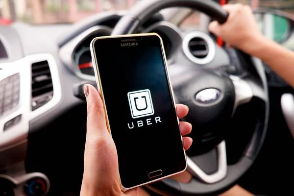 Cámara de Comercio pide frenar proyecto para regular plataformas como Uber