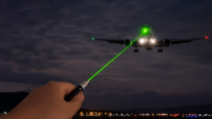 Luces láser contra aeronaves alcanzan cifra récord en el Juan Santamaría