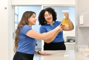 Ticas crean Enzimicro para eliminar contaminantes del agua