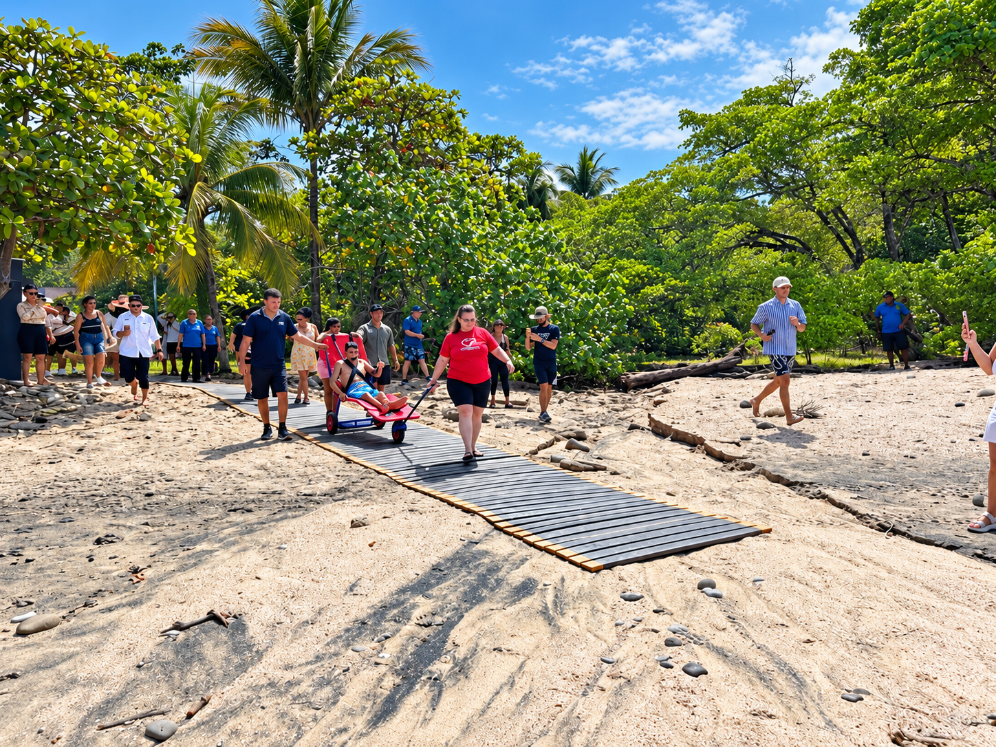 Playa Pelada accesible: estrenan pasarela de plástico reciclado
